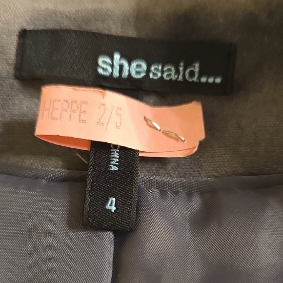 Sophisticated Gray Cropped Blazer with Tailored Silhouette - Picture 2 of 13